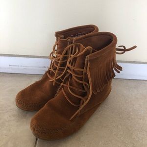 Minnetonka boots women’s 8
